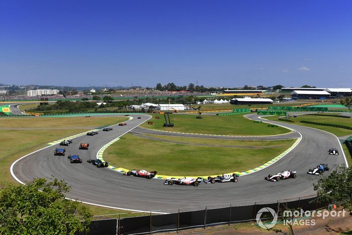 Max Verstappen, Red Bull Racing RB16B, Valtteri Bottas, Mercedes W12, Sergio Pérez, Red Bull Racing RB16B, y el resto de participantes