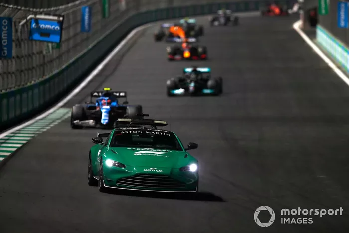 Safety Car, Esteban Ocon, Alpine A521, y Lewis Hamilton, Mercedes W12
