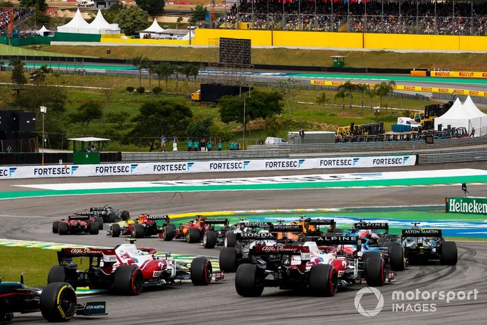 Antonio Giovinazzi, Alfa Romeo Racing C41, y Kimi Raikkonen, Alfa Romeo Racing C41, persiguen al pelotón en la salida