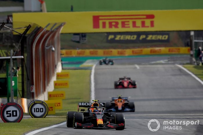 Sergio Pérez, Red Bull Racing RB16B, Lando Norris, McLaren MCL35M