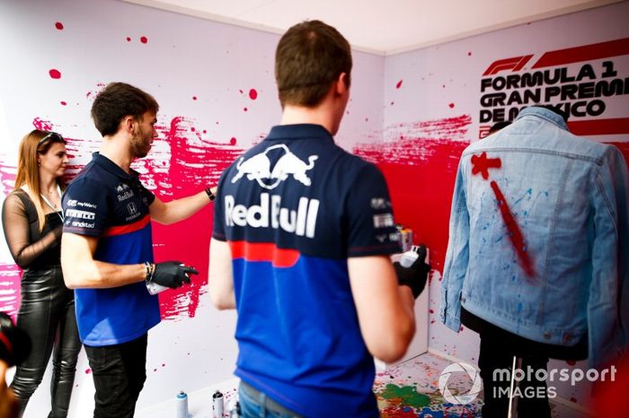 Daniil Kvyat, Toro Rosso y Pierre Gasly, Toro Rosso pintan una chaqueta con aerosol