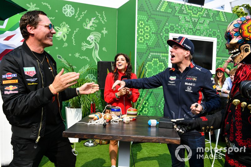DJ Tiesto incontra Max Verstappen, Red Bull Racing, nella fan zone Heineken