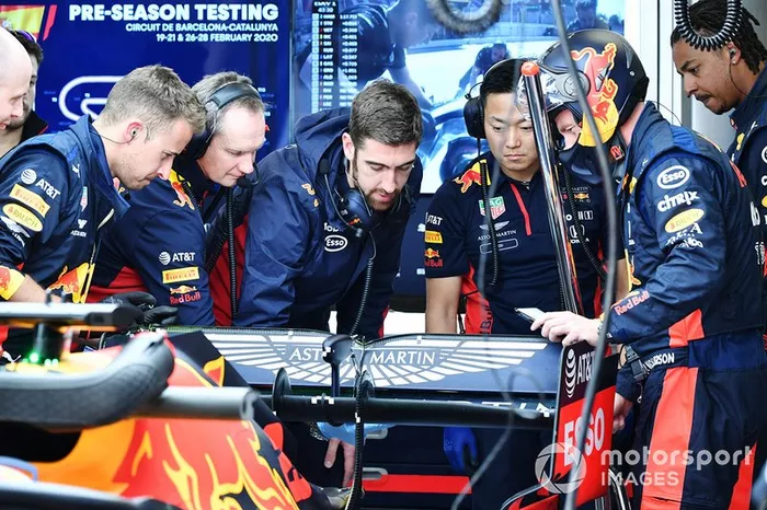 Los miembros del equipo Red Bull examinan la parte trasera de un Red Bull Racing RB16