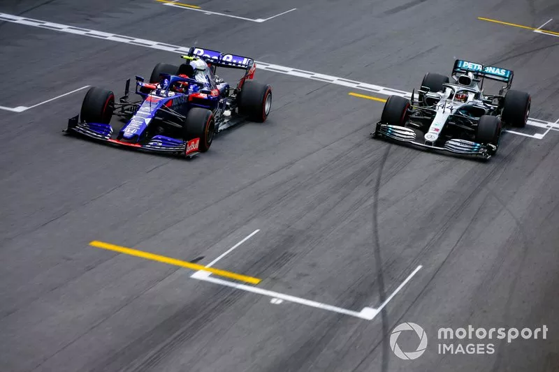 Pierre Gasly, Toro Rosso STR14 cruza la línea de meta seguido de Lewis Hamilton, Mercedes AMG F1 W10 