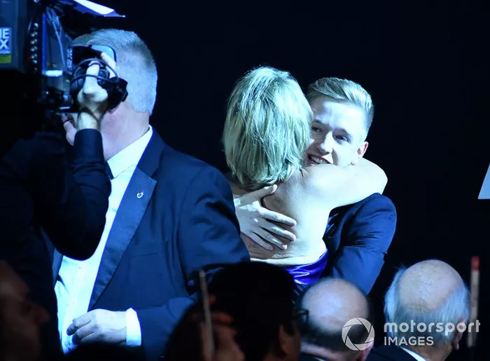 Johnathan Hoggard celebra con amigos el Premio al Joven Británico del año 