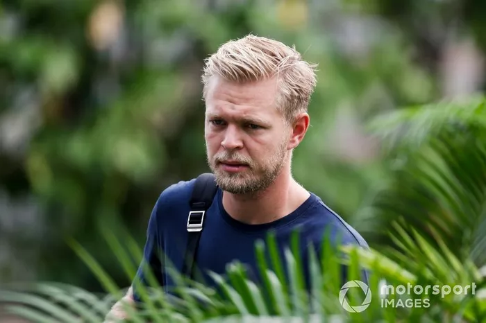 14 - Kevin Magnussen: 1'39.650