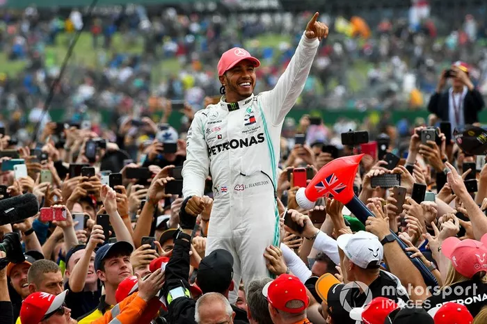 El ganador de la carrera Lewis Hamilton, Mercedes AMG F1 celebra con los fanáticos haciendo surfing