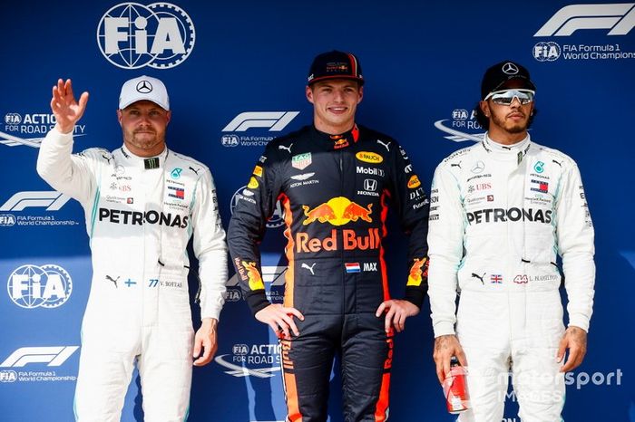 Los tres primeros clasificados Valtteri Bottas, Mercedes AMG F1, ganador de la pole Max Verstappen, Red Bull Racing, y Lewis Hamilton, Mercedes AMG F1.