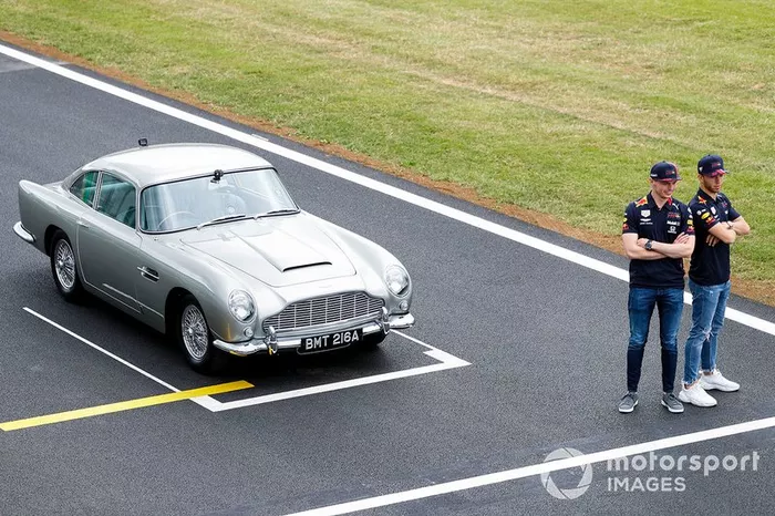 Max Verstappen, Red Bull Racing y Pierre Gasly, Red Bull Racing en el Aston Martin DB5 de James Bond