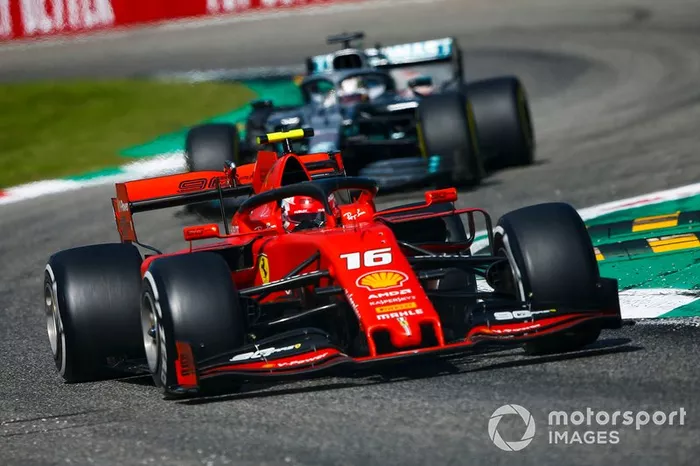 Charles Leclerc, Ferrari SF90 e Lewis Hamilton, Mercedes AMG F1 W10 