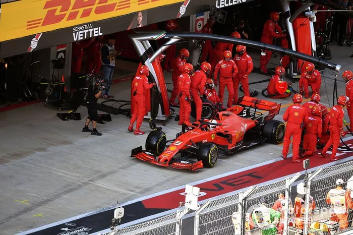 Sebastian Vettel, Ferrari SF90, lascia i box dopo uno stop