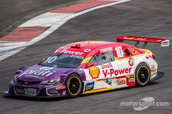 Transplante de capôs dos carros Shell e Prati Donaduzzi na etapa do Velopark
