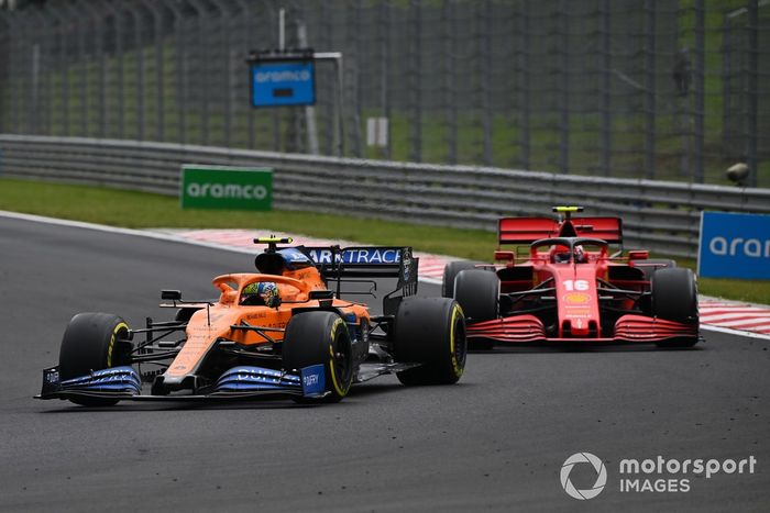 Lando Norris, McLaren MCL35, precede Charles Leclerc, Ferrari SF1000