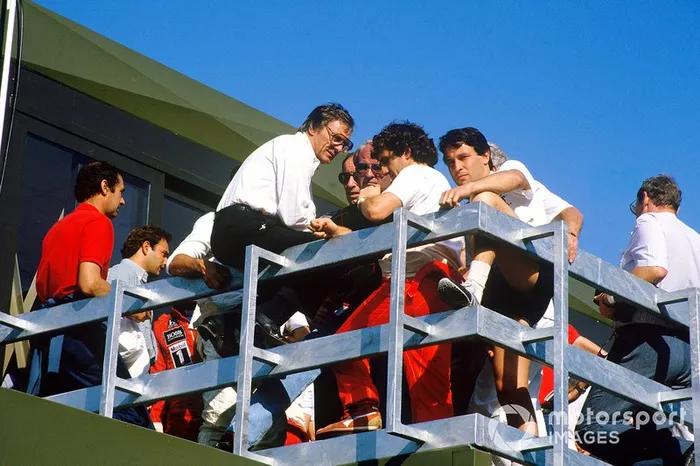 Bernie Ecclestone y Alain Prost durante la junta de pilotos