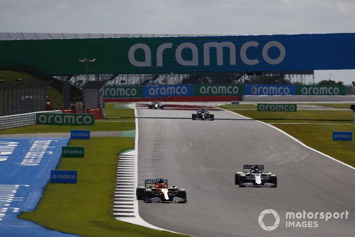 Carlos Sainz Jr., McLaren MCL35, Daniil Kvyat, AlphaTauri AT01