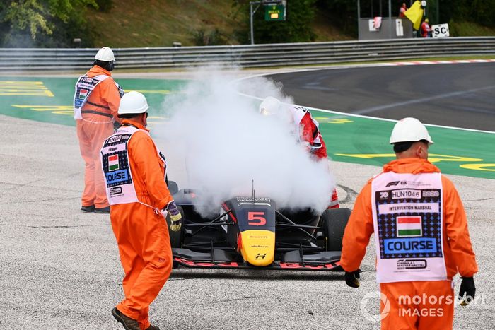 Liam Lawson, Hitech Grand Prix, abandona con problemas de motor