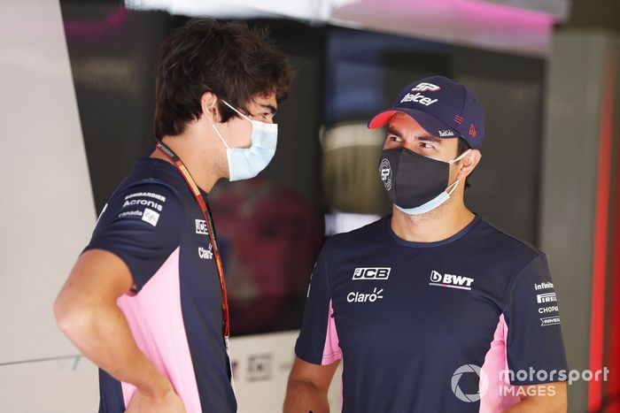 Lance Stroll, Racing Point, y Sergio Pérez, Racing Point, en el garaje