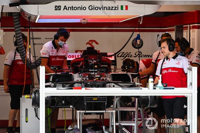 Los mecánicos trabajan en el Alfa Romeo Racing C39 de Antonio Giovinazzi 