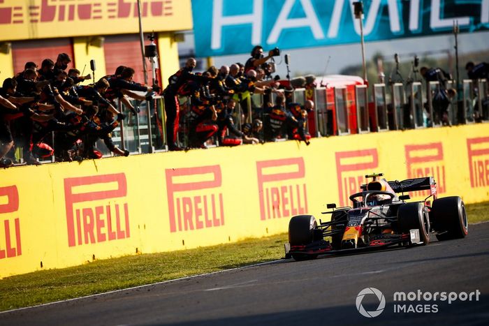 Tercer lugar Alex Albon, Red Bull Racing RB16 cruza la meta