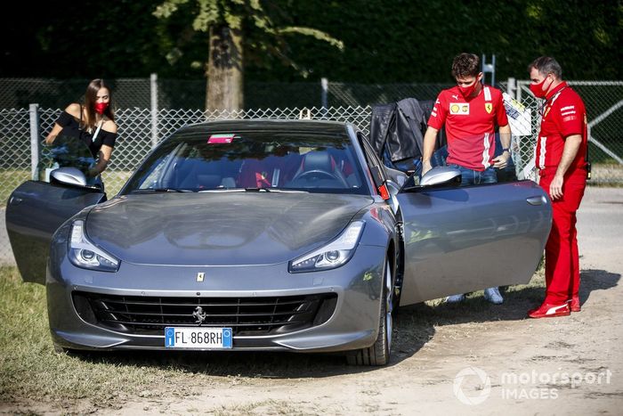 Charles Leclerc, Ferrari llega en coche con su novia, Charlotte Siné 