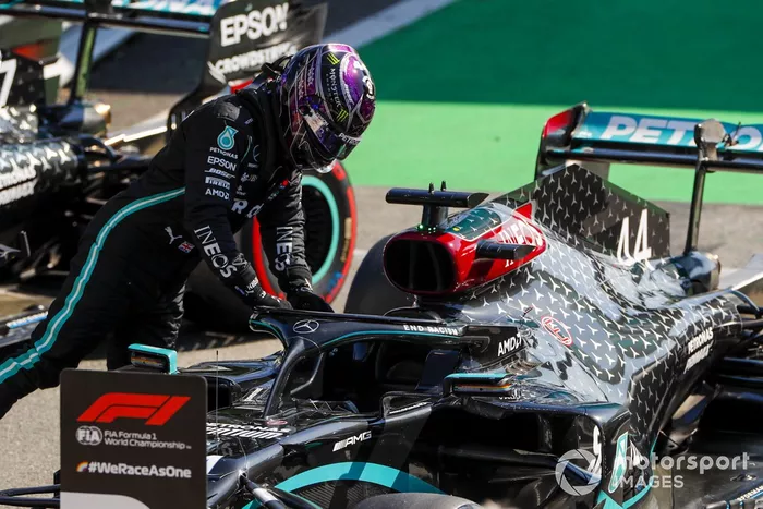 Ganador de la pole Lewis Hamilton, Mercedes-AMG F1 en Parc Ferme 