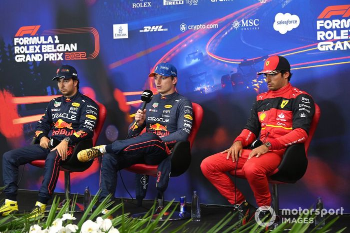 Sergio Pérez, Red Bull Racing Max Verstappen, Red Bull Racing y Carlos Sainz, Ferrari en rueda de prensa