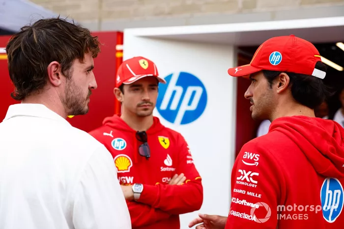 Charles Leclerc, Scuderia Ferrari, Carlos Sainz, Scuderia Ferrari, charla con Paul Mescal