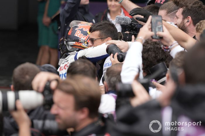 Yuki Tsunoda, Visa Cash App RB F1 Team, celebra en el Parc Ferme 