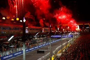 Los fuegos artificiales iluminan el cielo al final de la carrera