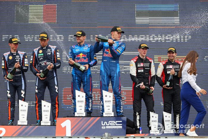 Podio: Ganadores Ott Tänak, Martin Järveoja, M-Sport Ford World Rally Team Ford Puma Rally1, segundo lugar Thierry Neuville, Martijn Wydaeghe, Hyundai World Rally Team Hyundai i20 N Rally1, tercer lugar Elfyn Evans, Scott Martin, Toyota Gazoo Racing WRT T
