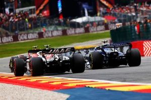 Logan Sargeant, Williams FW45, lucha con Nico Hulkenberg, Haas VF-23