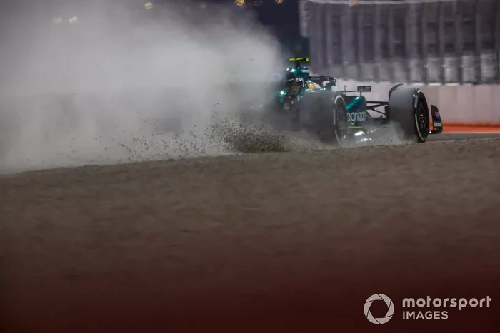 Fernando Alonso, Aston Martin AMR23, se sale de la pista
