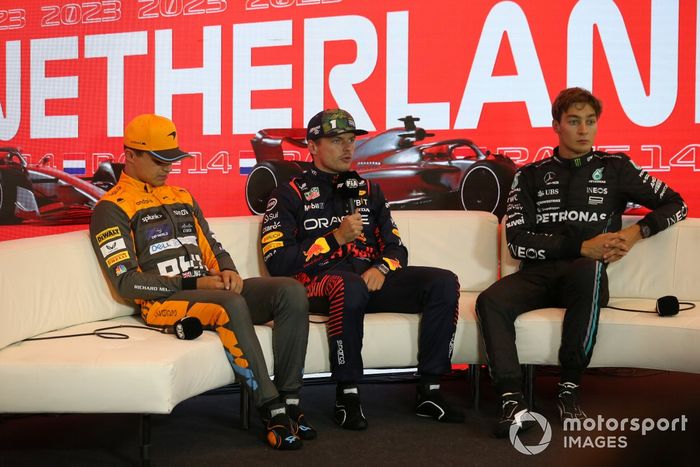 Lando Norris, McLaren, el hombre de la pole Max Verstappen, Red Bull Racing, y George Russell, Mercedes-AMG, en la rueda de prensa posterior a la clasificación.