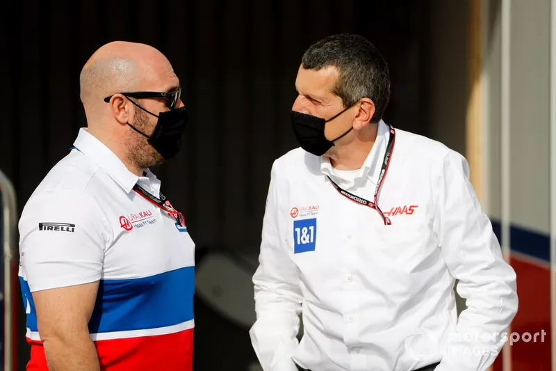 Stuart Morrison, director de comunicación de Haas F1 Team y Guenther Steiner, director del equipo