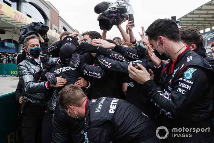 Lewis Hamilton, Mercedes-AMG F1, celebra en Parc Ferme después de asegurar su séptimo campeonato mundial