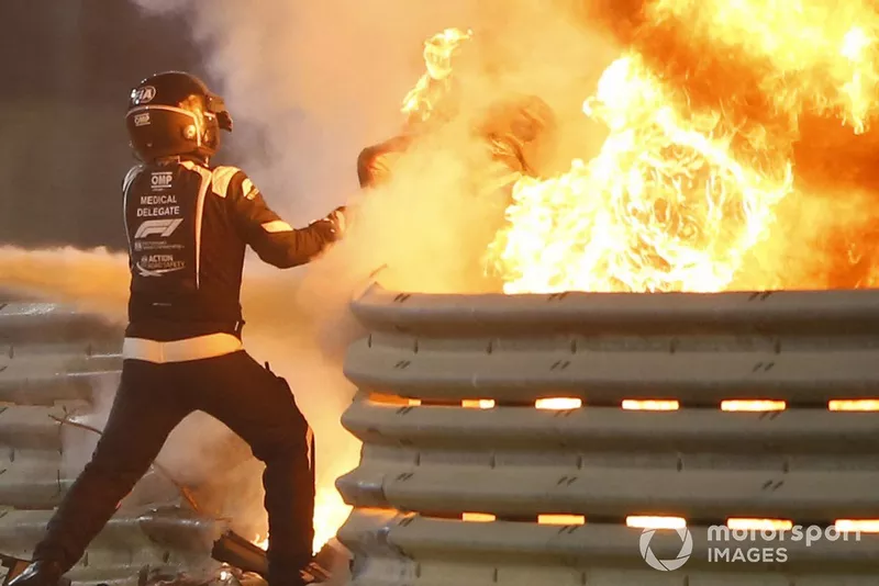 Medical deligate pulls Romain Grosjean, Haas F1 from the flames of his car 