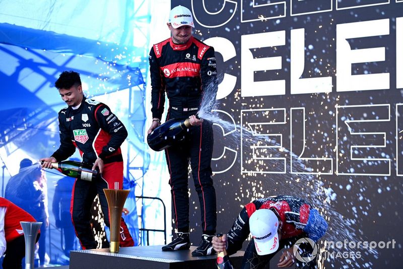 Podio: Pascal Wehrlein, Porsche, 2ª posición, Jake Dennis, Andretti Autosport, 1ª posición, Lucas di Grassi, Mahindra Racing, 3ª posición, celebran con Champán