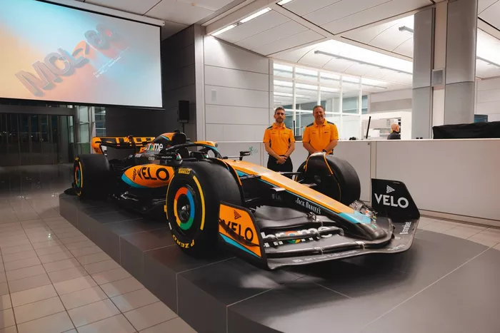 Zak Brown, CEO de McLaren Racing, Andrea Stella, Director del equipo McLaren