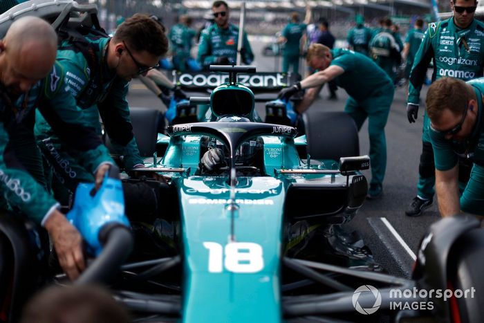 Mecánicos en la parrilla con Lance Stroll, Aston Martin AMR22