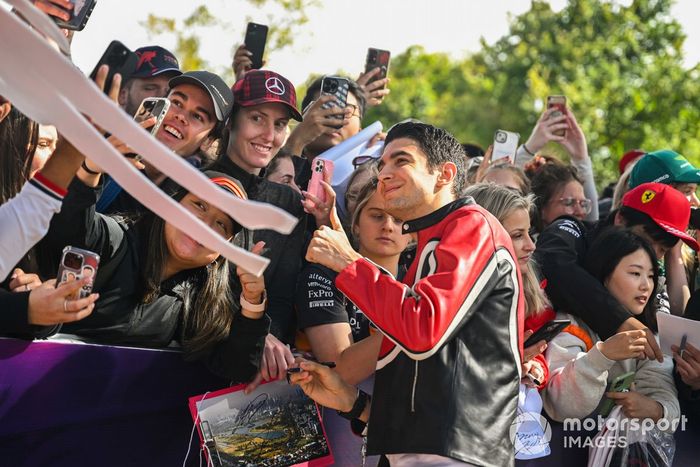 Esteban Ocon, Alpine F1 Team with fans on the Melbourne Walk