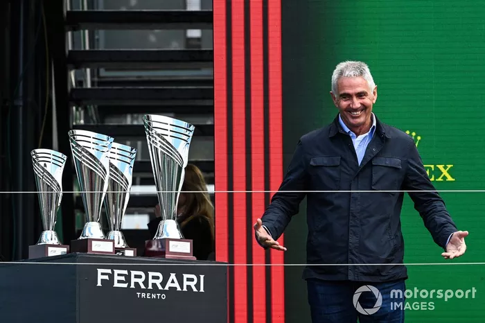 Mick Doohan, presentador del trofeo en el podio