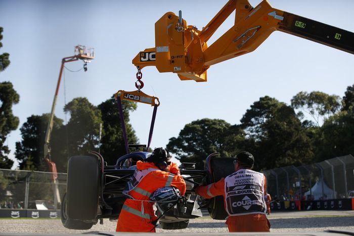 Oficiales de pista retiran del circuito el coche dañado de Alex Albon, Williams FW45