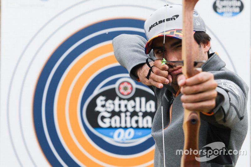 Carlos Sainz Jr., McLaren haciendo tiro con arco