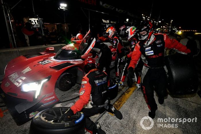 #31 Whelen Engineering Racing Cadillac DPi, DPi: Felipe Nasr, Pipo Derani, Eric Curran pit stop