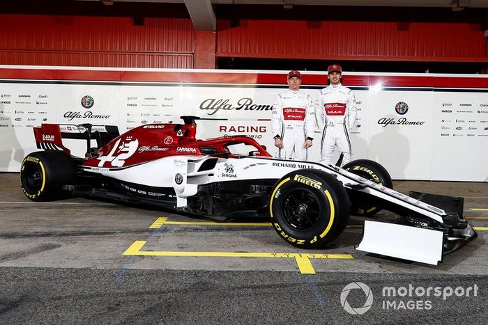 Kimi Raikkonen, Alfa Romeo Racing e Antonio Giovinazzi, Alfa Romeo Racing con la nuova Alfa Romeo Racing C38