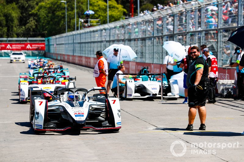 Le monoposto si dirigono in griglia di partenza, con Jose Maria Lopez, GEOX Dragon Racing, Penske EV-3, davanti alla fila