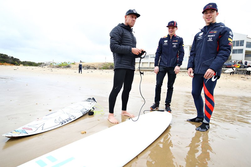 Max Verstappen, Red Bull Racing y Pierre Gasly, Red Bull Racing se preparan para ir a surfear con la leyenda del surf Mick Fanning
