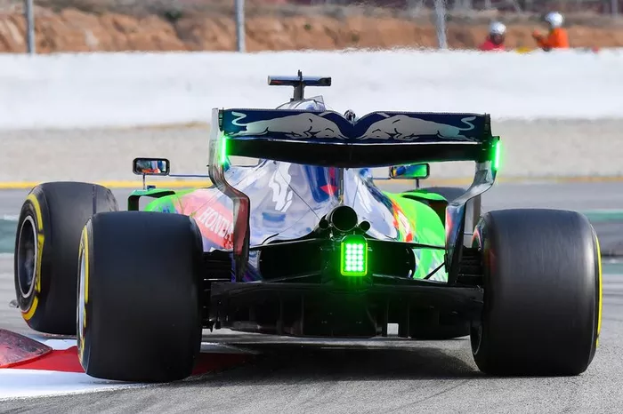 Alexander Albon, Scuderia Toro Rosso STR14, con parafina