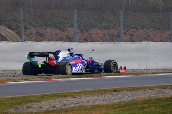 Alex Albon, Scuderia Toro Rosso STR14, après sa sortie de piste