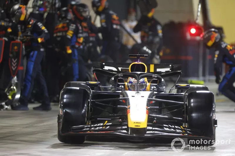 Max Verstappen, Red Bull Racing RB20, lascia il box dopo la sosta